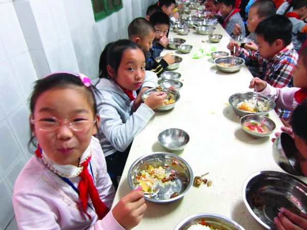 人大代表：政府应组建中小学配餐 让孩子吃得更安全
