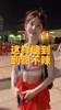 无死角😱，网友路人视角拍到&ldquo;甜不辣&rdquo;和她的&ldquo;蕞红啦啦队&rdquo;